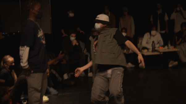 film-documentaire-danse-crump-pandemie-confinement-jeunesse-communauté-battle-livestream-hip-hop-house-popping-locking